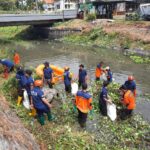 Lanjutkan Mitigasi Banjir, Resik-Resik Kali Tim Gabungan BPBD Jatim Bergeser ke Sungai Pucang Sidoarjo